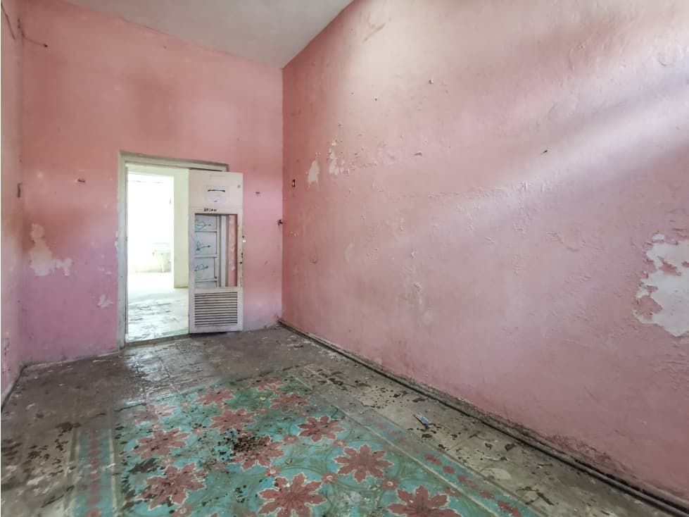 CASA DE UNA PLANTA EN EL CENTRO PARA REMODELAR — foto 2
