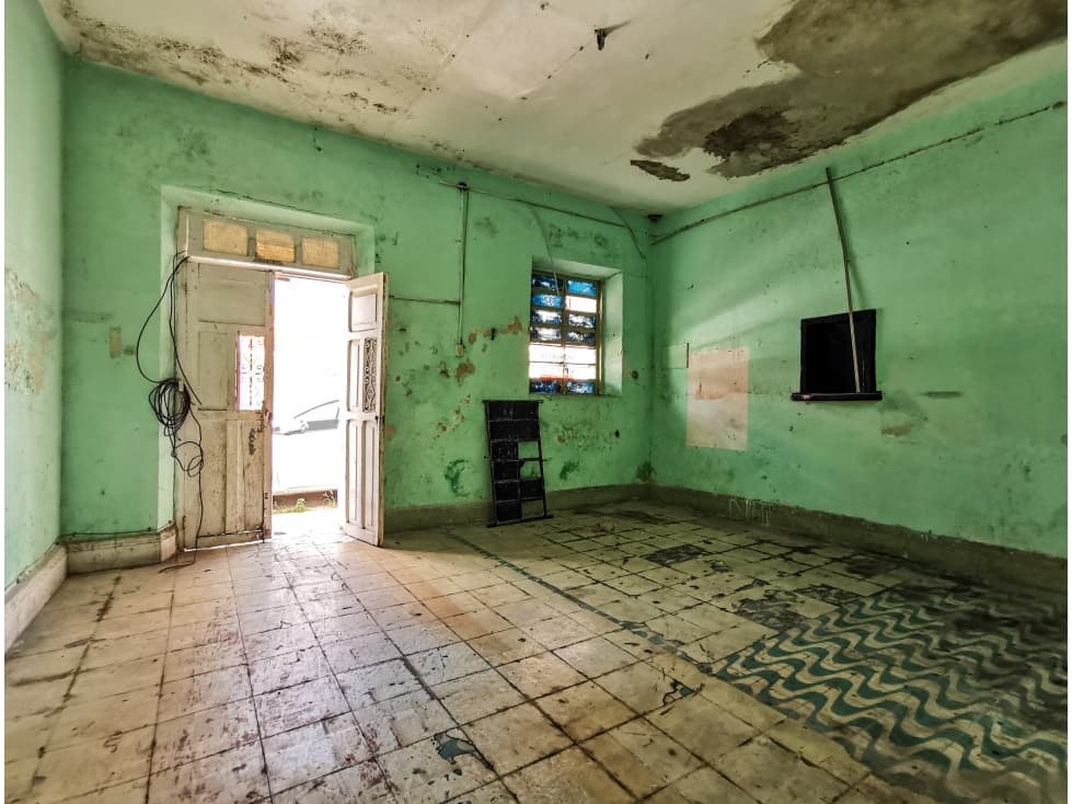 CASA DE UNA PLANTA EN EL CENTRO PARA REMODELAR — foto 1