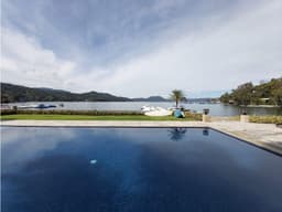 EXCELENTE PROPIEDAD CON ACCESO AL LAGO
