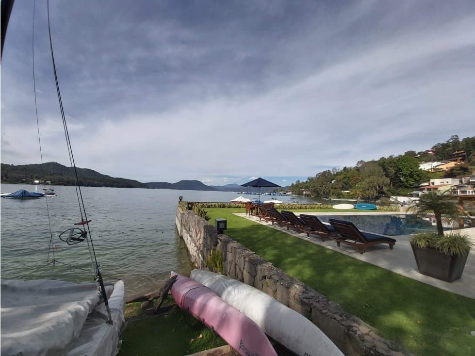 EXCELENTE PROPIEDAD CON ACCESO AL LAGO — foto 2