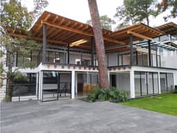 CASA NUEVA CON VISTA AL LAGO  EN AVANDARO
