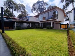 EXCLUSIVA CASA  EN VENTA  CON VISTA AL LAGO