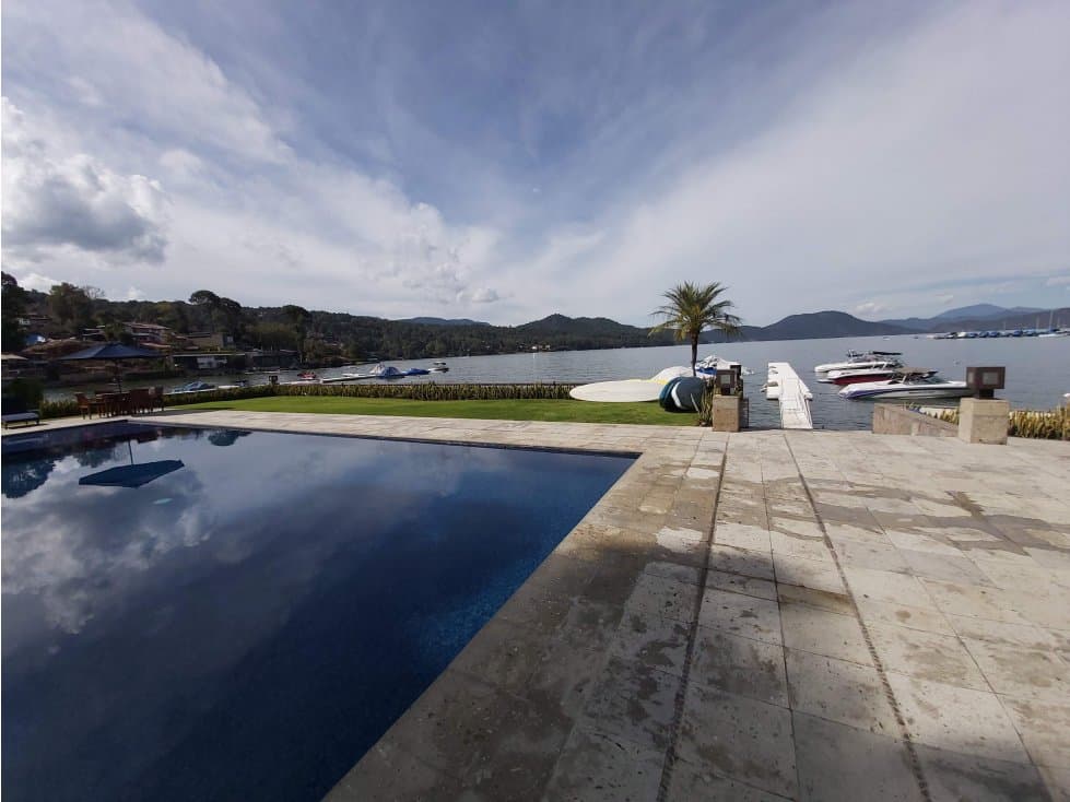 EXCELENTE PROPIEDAD CON ACCESO AL LAGO — foto 3