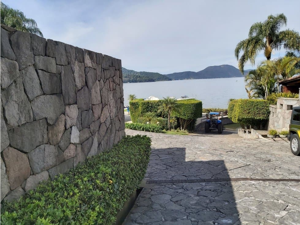 EXCELENTE PROPIEDAD CON ACCESO AL LAGO — foto 5