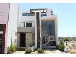 Se vende amplia casa moderna en Los Frailes en Pachuca.