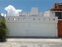 Amplia casa en Puerta de Hierro, Pachuca. 4 recámaras, jardín.