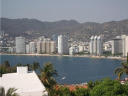 MARINA LAS BRISAS CASA EN RENTA Y VENTA CON VISTA.
