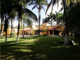 VENTA CASA UNA PLANTA EN CLUB DE GOLF LA CEIBA CON TERRENO GRANDE