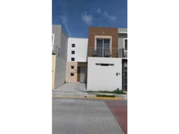 CASA EN VENTA EN CLUSTER CON ALBERCA EN LAGOS DE PUENTE MORENO