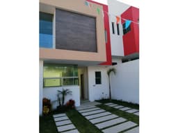 Casa nueva estilo moderno, con vigilancia, Lomas Tetela.