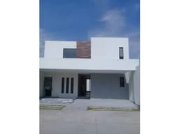 02518 SE VENDE ESPECTACULAR CASA EN PASEOS DE LORETTA, AGS.