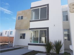 02517 SE VENDE ESPACIOSA CASA EN VILLAS DE LA CANTERA, AGS.