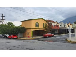Excelente Casa en Venta en Cumbres de Santa Clara