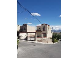 Excelente casa en venta en esquina con terreno excedente.