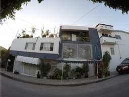 Casa  con Locales Comerciales en venta.