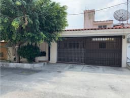 RESIDENCIA EN FRACC. LOS LAURELES EN RENTA