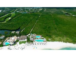 Lote Residenciales con club de playa privado y campo de golf
