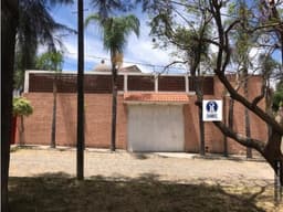 CASA AMPLIA PARA TU NEGOCIO, FRENTE AL PARQUE EN  EL CENTINELA  ZAP.