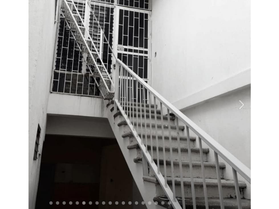 VENTA DE CASA CENTRICA DE 2 PLANTAS Y EN ESQUINA COLIMA — foto 2