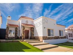 HERMOSAS CASAS QUE OFRECEN GRANDES VISTAS AL MAR Y A LAS MONTAÑAS