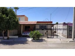 CASA EN EXCELENTE UBICACIÓN A VIALIDADES IMPORTANTES COMO REFORMA