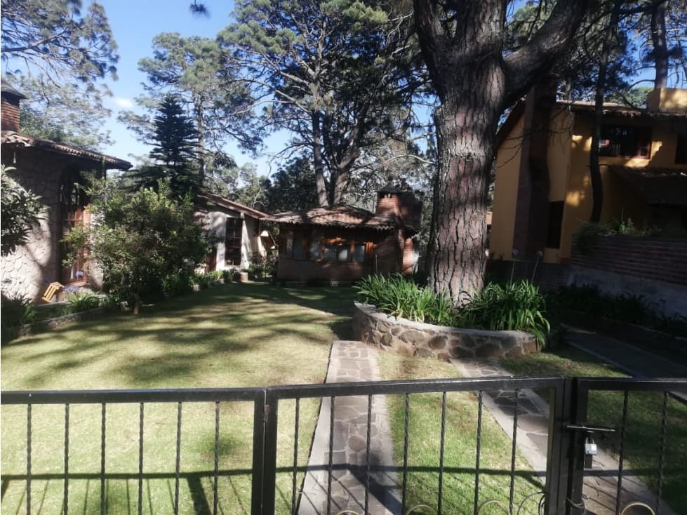 Hermosa cabaña rustica ubicada en el bosque — foto 1