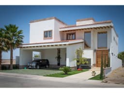 Casa en Venta con Alberca Frente a Campo Golf Los Lagos, Hermosillo