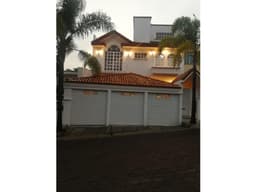 RESIDENCIA EN FRACCIONAMIENTO CUMBRES DE MORELIA