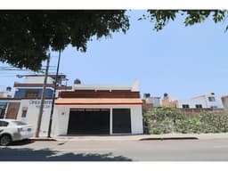 CASA CON LOCAL COMERCIAL EN LA COLONIA PRADOS VERDES MORELIA
