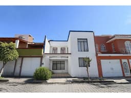 CASA CON RECAMARA EN PLANTA BAJA COLONIA MANANTIALES MORELIA