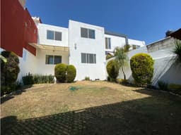 Venta de casa sola con jardín en zona Norte de Cuernavaca