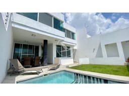 Venta de casa con alberca y seguridad en Ahuatlan