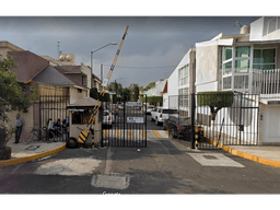 BONITA CASA EN PASEOS DE TAXQUEÑA EN REMATE