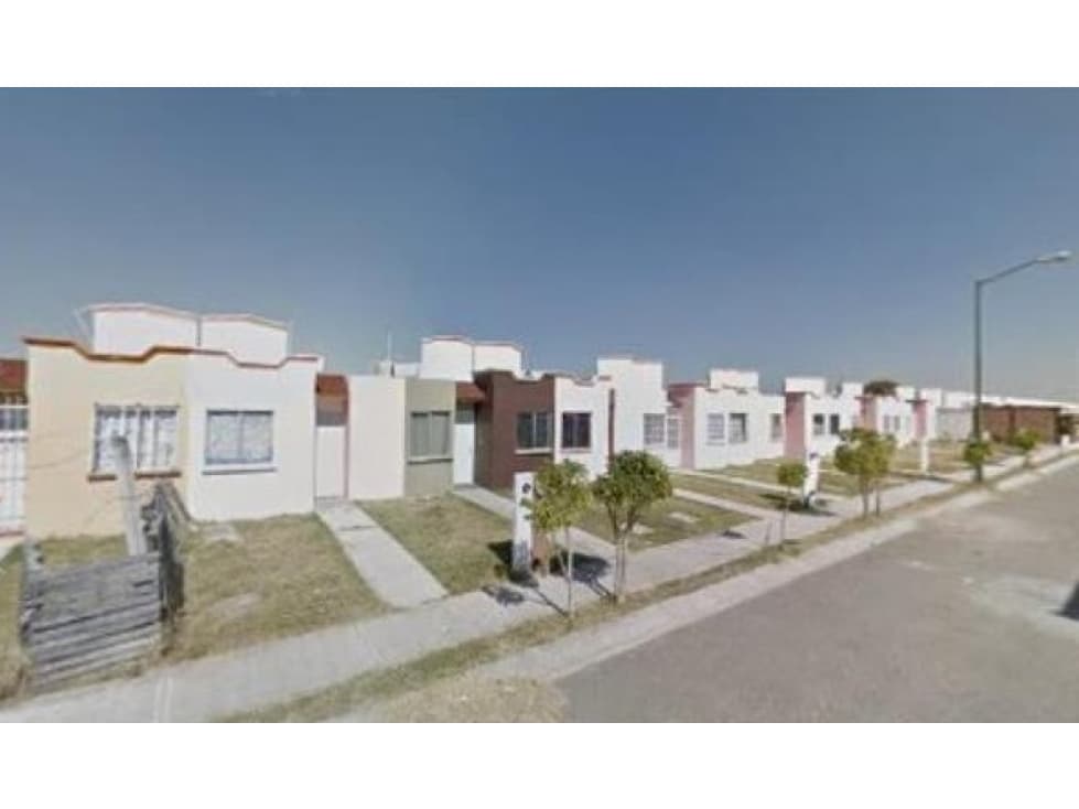 CASA EN LOS MEZQUITES CELAYA — foto 1