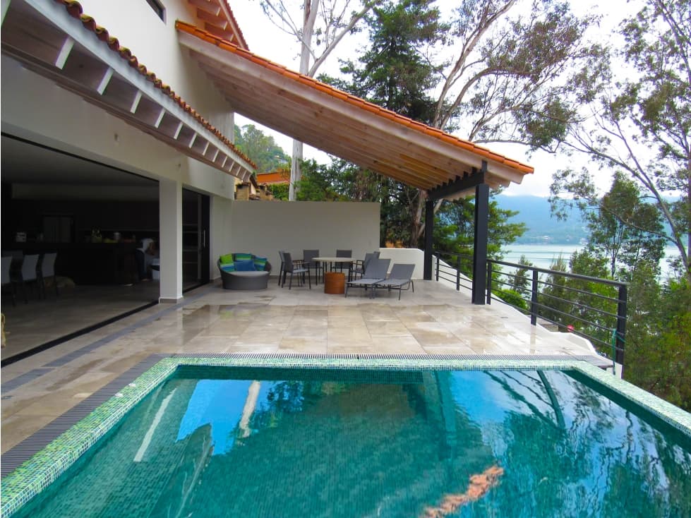 CASA CON VISTA AL LAGO EN LA PEÑA — foto 1
