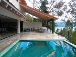 CASA CON VISTA AL LAGO EN LA PEÑA