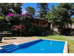 LINDA CASA CON JARDIN EN AVANDARO