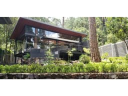 CASA MODERNA ENCLAVADA EN EL BOSQUE