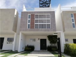 CASA EN VENTA CON ROOF GARDEN CERCA DE EL REFUGIO QUERETARO GAA