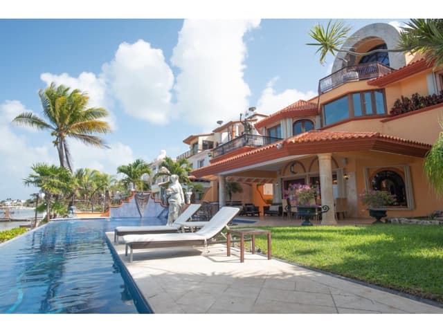 HERMOSA CASA FRENTE AL MAR LAS QUINTAS