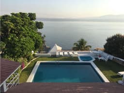 CASA EN VENTA A ORILLA DEL LAGO "V"