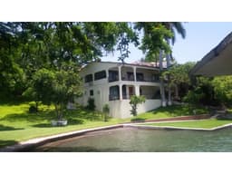 CASA EN VENTA A ORILLA DEL LAGO "MAR"
