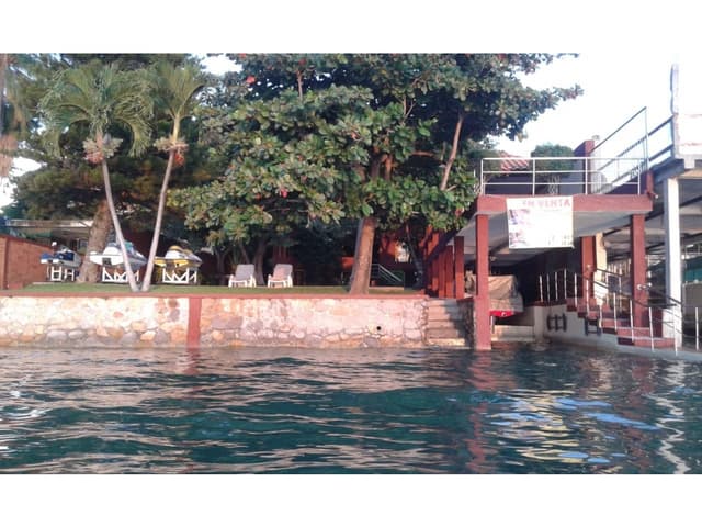 CASA EN VENTA A ORILLA DEL LAGO "MAN."