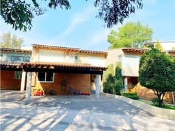 Casa en exclusivo desarrollo en Julián Adame (1061)