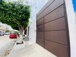 Casa de estilo minimalista con gran vista a norte de la Ciudad