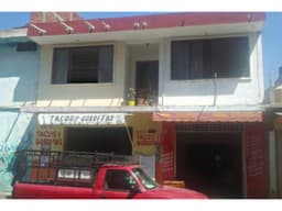 Venta de casa con locales comerciales y cuartos