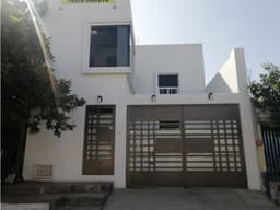 Bonita casa de 2 niveles en venta, ubicada del lado Oriente Norte