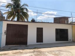 SE VENDE TERRENO CON DOS DEPARTAMENTOS EN PASO LIMON