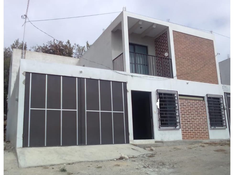 Casa de 2 niveles en venta, Col. El Valle — foto 1