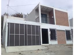 Casa de 2 niveles en venta, Col. El Valle